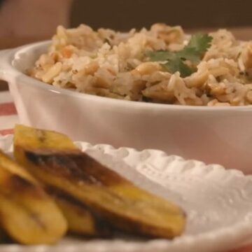 Banana-da-terra assada e arroz de amendoim