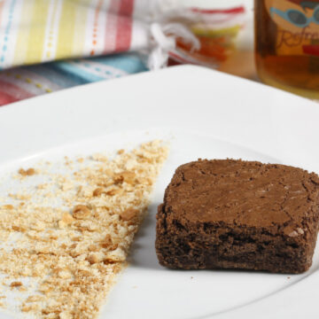 Brownie de Chocolate e Farofa de Biscoito