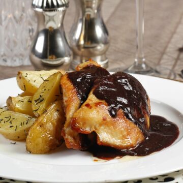 Filé de Frango com Batatas Rústicas e Molho de Açaí