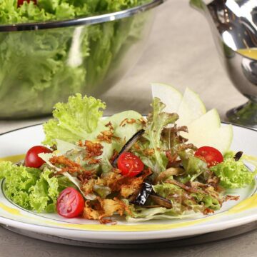 Mix de Salada com Berinjela, Crocante de Batata Doce e Molho do Chef