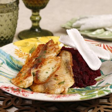Pescada Amarela com Purê de Beterraba e Crocante de Tapioca