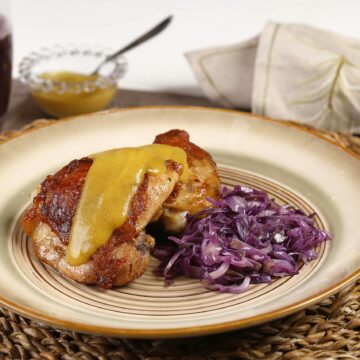 Sobrecoxa de Frango ao Molho de Mostarda e Repolho Refogado